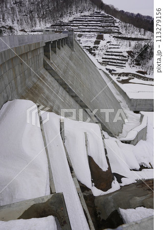 雪解けの新桂沢ダム 雪解けの新桂沢ダム 113279156