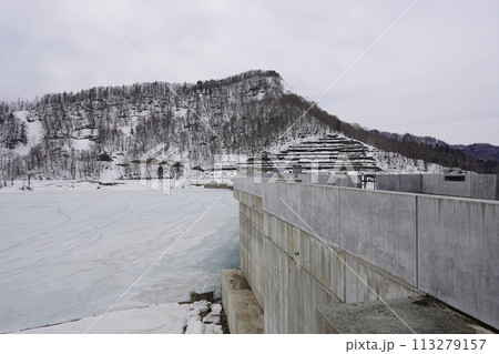 雪解けの新桂沢ダム 雪解けの新桂沢ダム 113279157