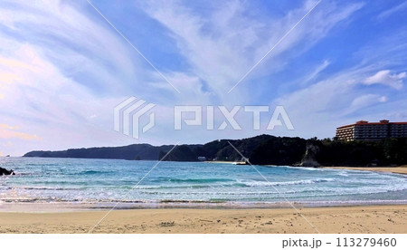 短い夏を待つ寂しい渚と青空 短い夏を待つ寂しい渚と青空 113279460