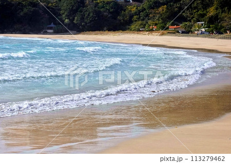 短い夏を待つ寂しい渚と青空 短い夏を待つ寂しい渚と青空 113279462
