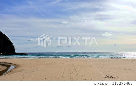 短い夏を待つ寂しい渚と青空 113279466