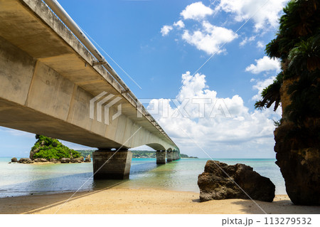 【沖縄県】夏のよく晴れた青空と古宇利大橋 113279532