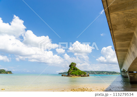 【沖縄県】夏のよく晴れた青空と古宇利大橋 【沖縄県】夏のよく晴れた青空と古宇利大橋 113279534