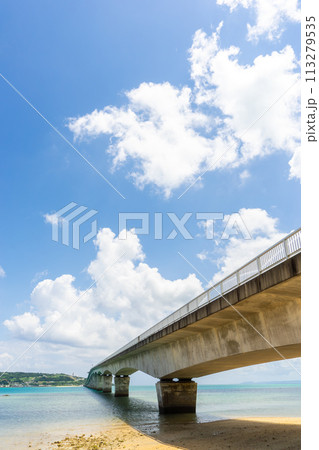 【沖縄県】夏のよく晴れた青空と古宇利大橋 113279535