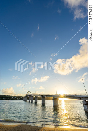 【沖縄県】夏の夕方の瀬底島 【沖縄県】夏の夕方の瀬底島 113279894