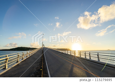 【沖縄県】夏の夕方の瀬底島 113279895