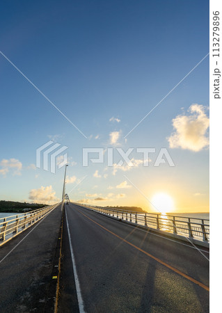 【沖縄県】夏の夕方の瀬底島 【沖縄県】夏の夕方の瀬底島 113279896