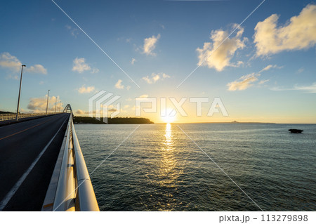 【沖縄県】夏の夕方の瀬底島 113279898