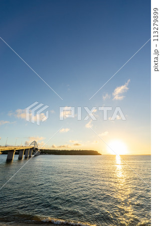 【沖縄県】夏の夕方の瀬底島 【沖縄県】夏の夕方の瀬底島 113279899