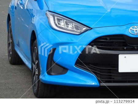 自動車イメージ　トヨタヤリスのフロントマスク 113279914