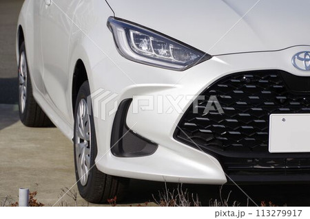 自動車イメージ　トヨタヤリスのフロントマスク 113279917