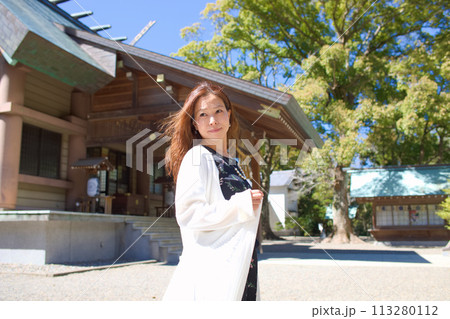 女性　神社 113280112