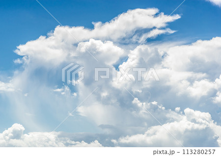 夏の青空と白い雲 113280257