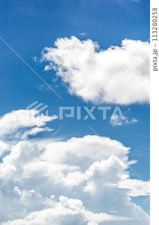 夏の青空と白い雲 113280258