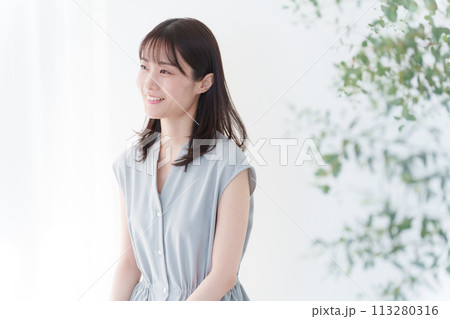 笑顔のミドル女性 113280316