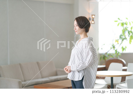 リビングで立つ30代女性 リビングで立つ30代女性 113280992
