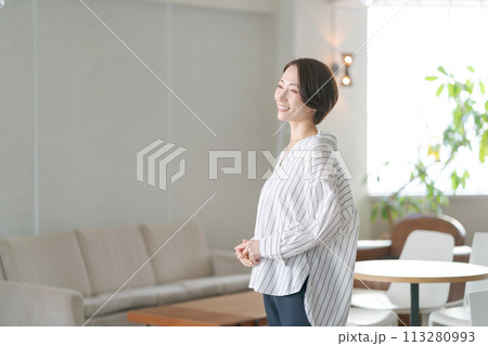 リビングで立つ30代女性 リビングで立つ30代女性 113280993