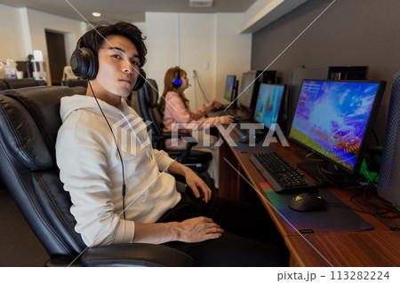 ゲームを楽しむ男性 113282224