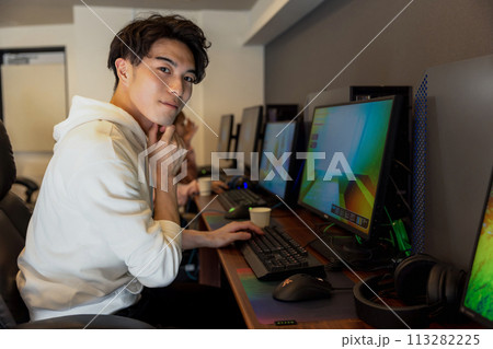 ゲームを楽しむ男性 ゲームを楽しむ男性 113282225