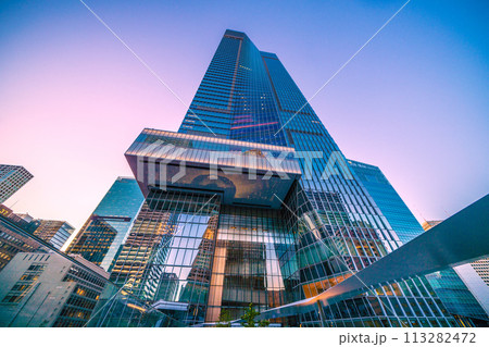 日本の東京都市景観 本日開業の虎ノ門ヒルズステーションタワー（虎ノ門ヒルズ駅）。夕景に映える… 113282472