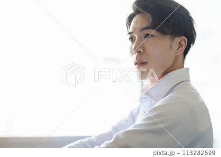 爽やかな若い男性 爽やかな若い男性 113282699