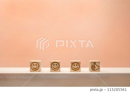 3つのにっこりマークのブロックとサムズアップのアイコンが並ぶ良いイメージのピンクの背景 3つのにっこりマークのブロックとサムズアップのアイコンが並ぶ良いイメージのピンクの背景 113285561