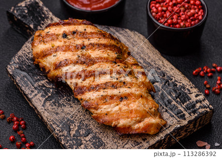 Delicious fresh grilled chicken fillet with spices and herbs 113286392