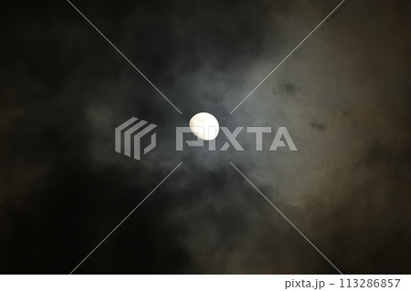 月齢10.2雲間の朧月、宵の月 113286857