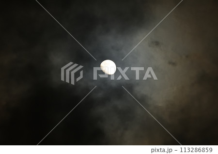 月齢10.2雲間の朧月、宵の月 月齢10.2雲間の朧月、宵の月 113286859