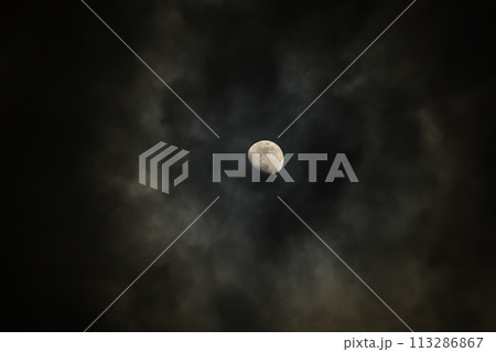 月齢10.2雲間の朧月、宵の月 113286867