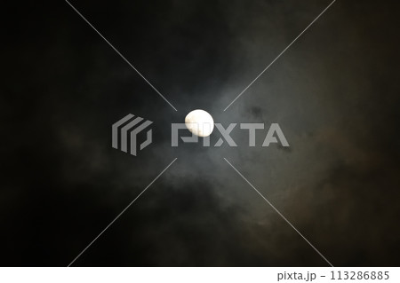 月齢10.2雲間の朧月、宵の月 113286885