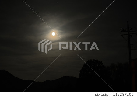 月齢13.2西に傾く小望月、朧月 113287100
