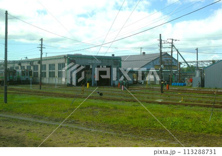 室蘭本線からの車窓風景　苫小牧駅車両基地 113288731