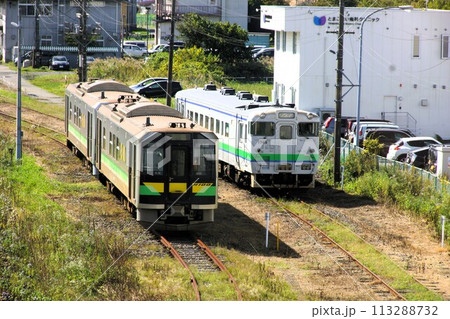 室蘭本線からの車窓風景　苫小牧駅車両基地 113288732