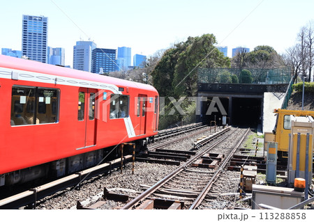 四ツ谷駅から地下区間へ進行する東京メトロ丸の内線の電車 113288858