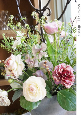 春のお花のアレンジメント 113289299