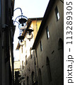 イタリア/フィレンツェ　路地裏の街並みと街灯 113289305