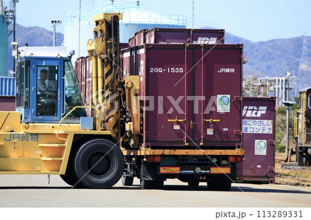 貨物列車用コンテナの積み込み作業風景 113289331