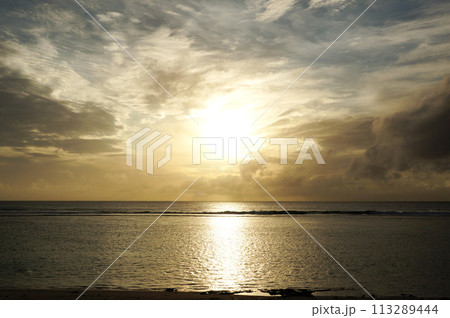 夕日と太陽と海 113289444