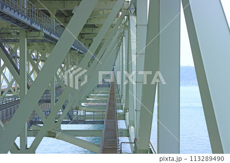 兵庫県神戸市、明石海峡大橋道路下の風景 兵庫県神戸市、明石海峡大橋道路下の風景 113289490