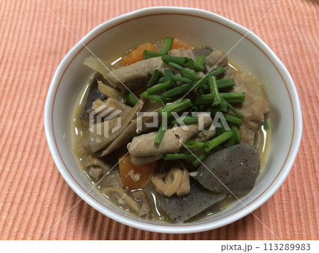 モツ煮込みに浅葱をトッピング 113289983