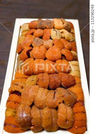 北海道網走産 箱入りウニ 縦位置 113290249