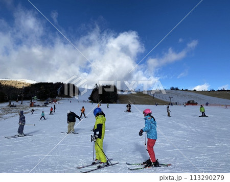 【スキー・スノーボード】スキーヤーが集う晴天のゲレンデ(長野県・車山高原SKYPARKスキー場) 【スキー・スノーボード】スキーヤーが集う晴天のゲレンデ(長野県・車山高原SKYPARKスキー場) 113290279