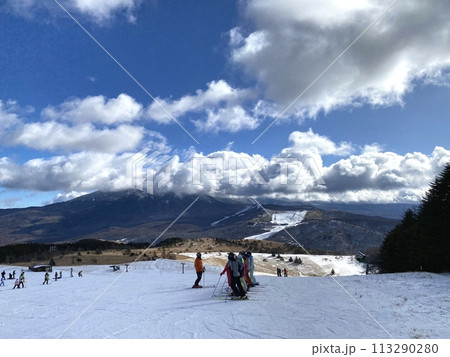 【スキー･スノーボード】開放感のある晴天のゲレンデ(長野県･車山高原SKYPARKスキー場) 113290280
