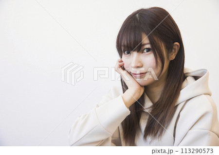 ダンススタジオで休憩をする若い女性 ダンススタジオで休憩をする若い女性 113290573