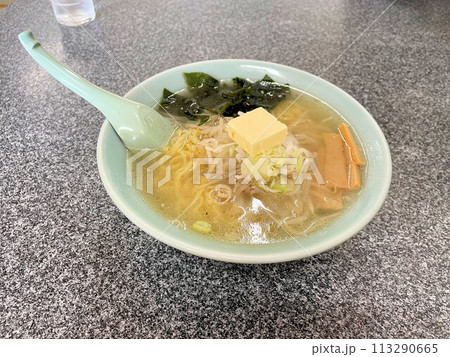 ワカメやバターが乗った札幌塩ラーメン ワカメやバターが乗った札幌塩ラーメン 113290665