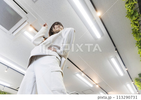 ダンススタジオで踊る若い女性 113290731