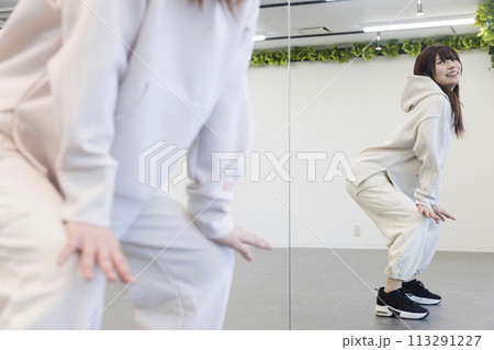 ダンススタジオで踊る若い女性 113291227