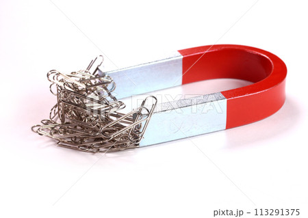 U字磁石にくっ付くクリップ　 113291375