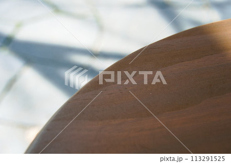 陽だまりのテーブルと石畳 113291525